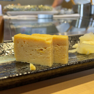 寿司安 - 玉子 最初に玉子が登場。甘みのある優しい味付けです。