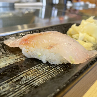 寿司安 - ホウボウ 淡白なおいしさにキリッとしたシャリの酸味のバランス良いファーストアタック。 軽く乗せたかながしら醤油が良い旨みをひきだします。