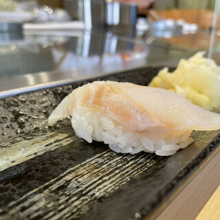 寿司安 - 鱸 透明な甘みから広がるさっぱり感、さらに生山葵が清涼感を与えます。