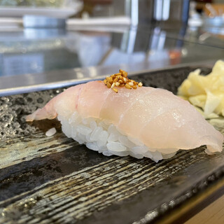寿司安 - 天然真鯛 間に潜ませるは梅肉と煎り胡麻、天然の藻塩を指でつまんでふりかけます。 胡麻の風味豊かでクリアな抜群の甘みを楽しめました。 これぞまさに良い塩梅！