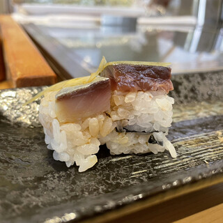 寿司安 - 鯖の棒鮨 昆布で巻かれた鯖。その昆布で味に深みと落ち着きを与えて素晴らしい旨みのバランス感。