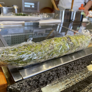 寿司安 - 静岡の天然の生山葵 甘みと辛みが特徴的なこだわりの大きな一本。