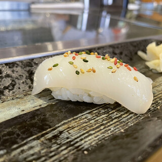 寿司安 - スルメイカ 味付けに酢をかるくかけ、5つの胡麻をあしらって。 もったりと沈み込む食感。酸っぱさはなく旨みをさっぱりと表現します。