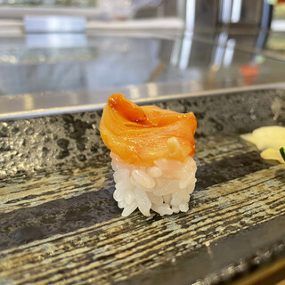 寿司安 - 赤貝　※追加 食感良く、シャリの酸味に醤油のコクが纏まりのおいしさを伝えます。 特性の煮切り醤油を使っています。